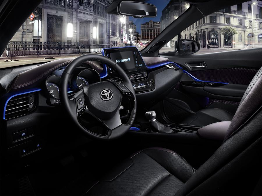 Интерьер Toyota C-HR Hybrid 2016 года  (WW) (фото 12 из 31)